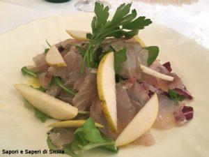 Carpaccio di pesce marinato dallo Chef con insalata e frutta fresca di stagione