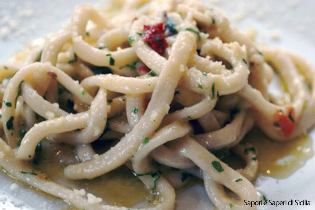 FETTUCCINE CON BACCALA' E MOLLICA DI PANE (TUMAC SHPIE ME BAKALLA E MULIKATË)