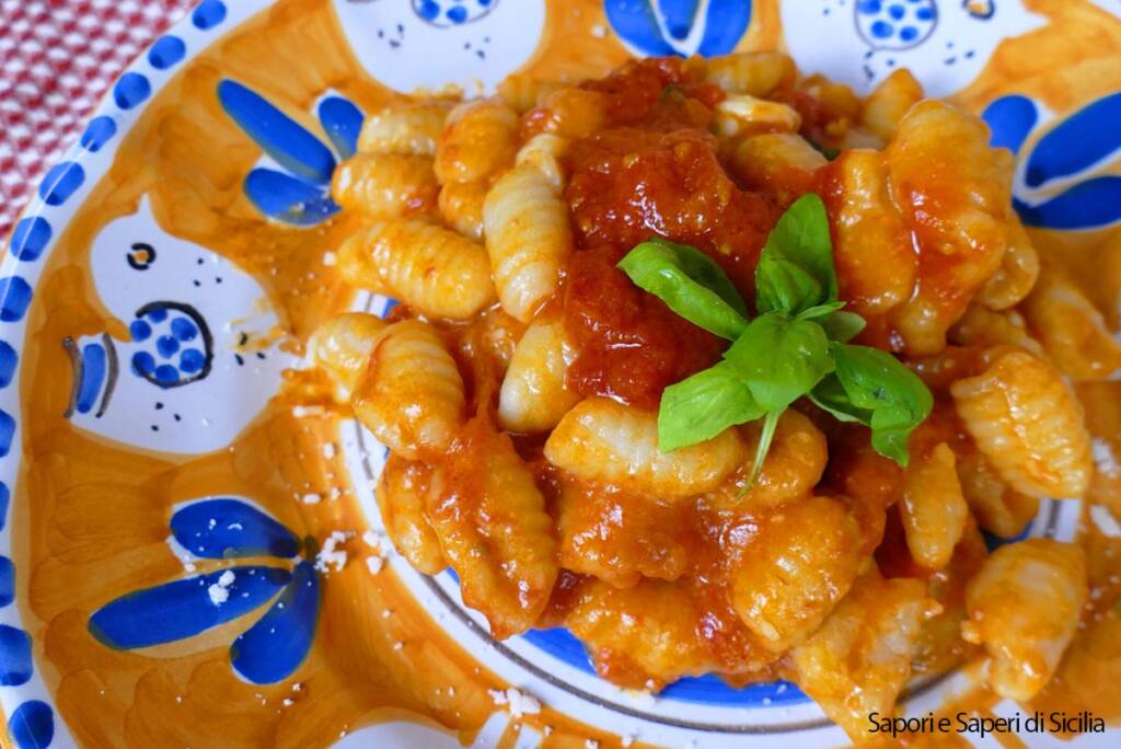 Gnocchi di farina (Strangujët)