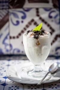 Granita cremosa di ricotta decorata con capperi canditi Granita cremosa di ricotta decorata con capperi canditi